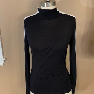 Side contrast turtleneck